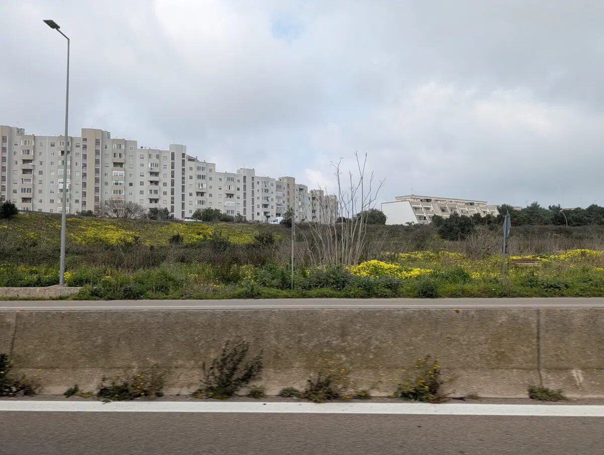 Тут прямо домом пахнуло. Очень непохоже на обычную Европу. Многоэтажки с частично застеклёнными балконами. 