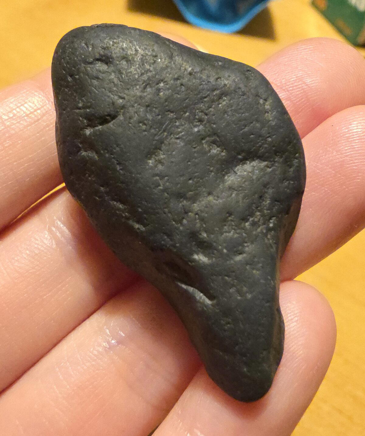 Легкий твёрдый приятный камушек