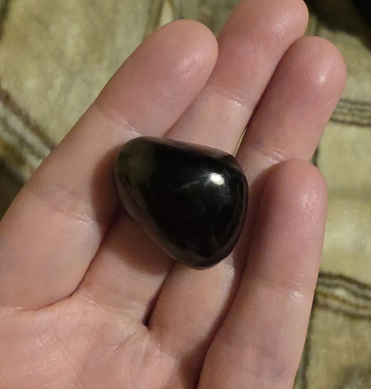 Легкий, блестящий.