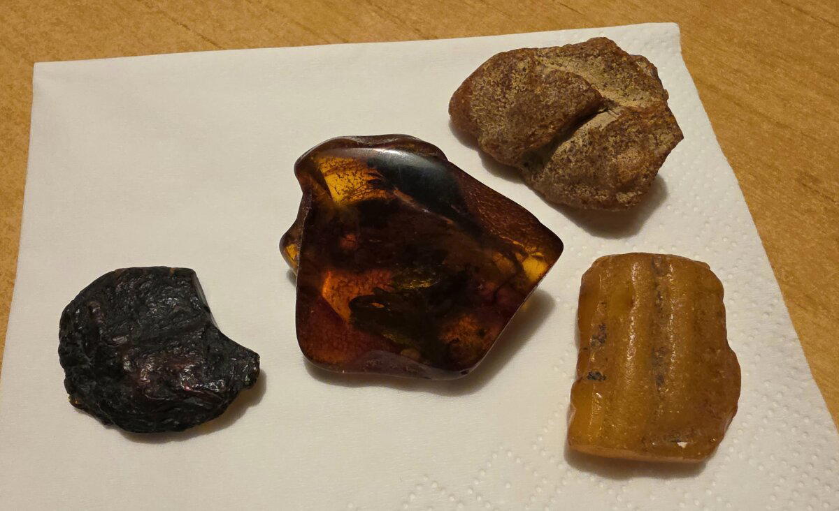 Разного цвета из-за примесей