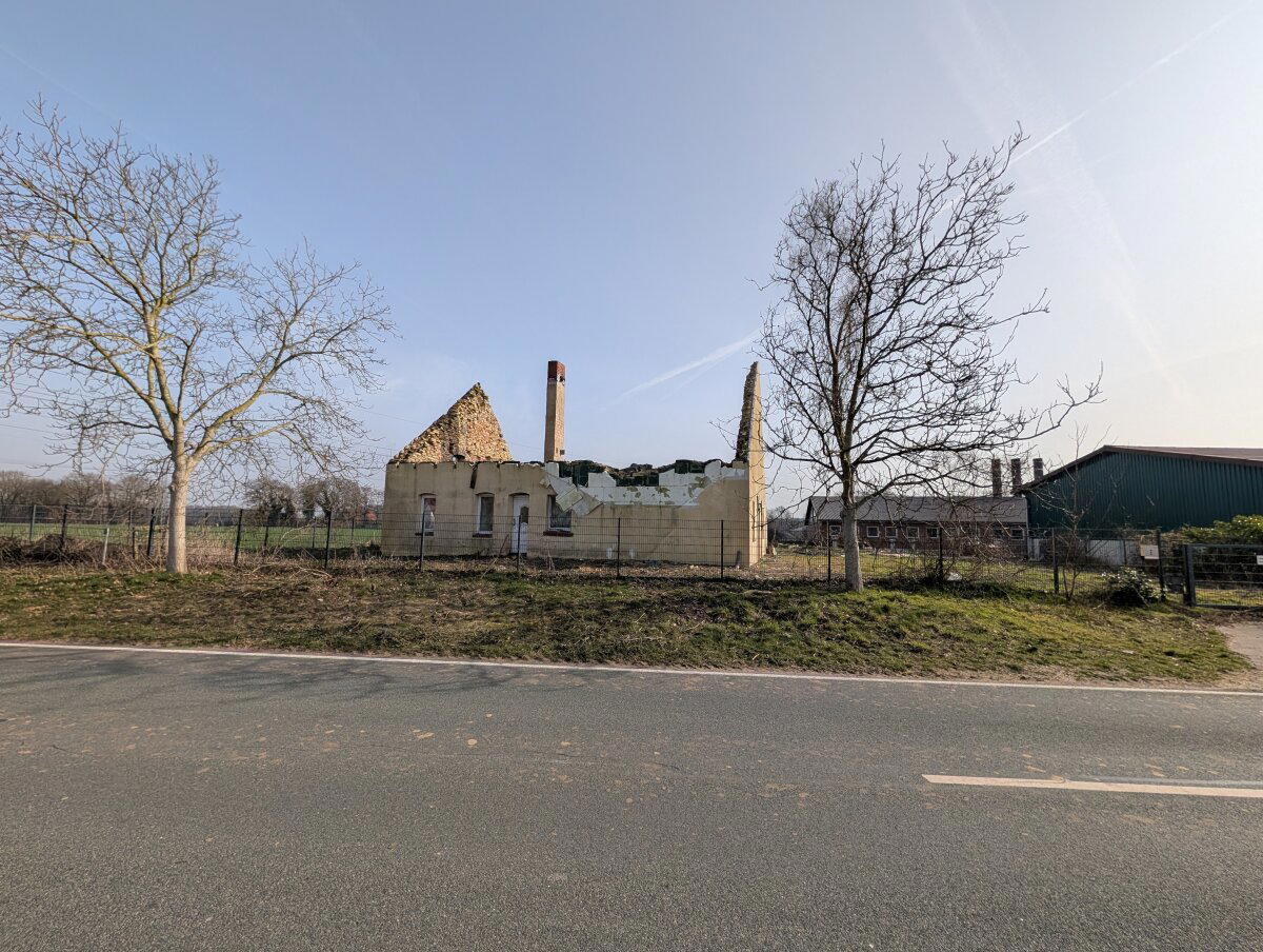 Некоторые дома разрушены