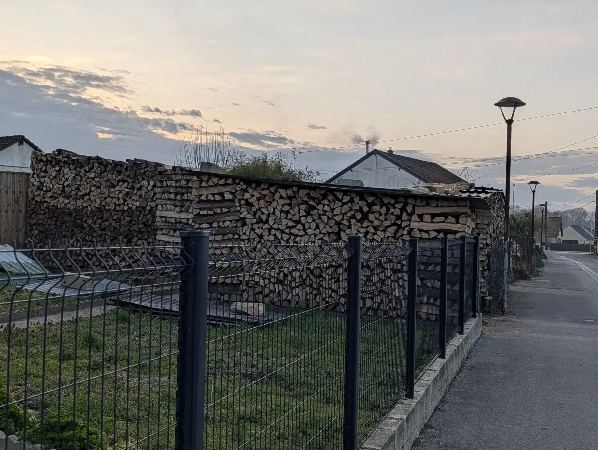 Так как это север тут везде дрова 