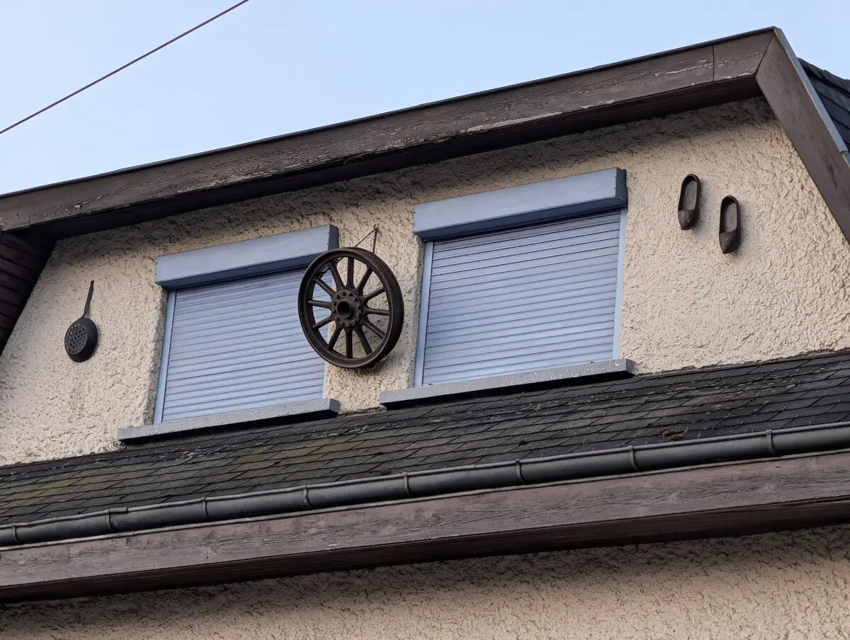 Мой отец тоже на таскал во двор прялок и прочей старины. 