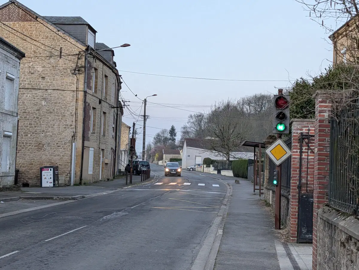 Это подлые светофоры, если ехать выше 50 Километра в час они горят красным. 