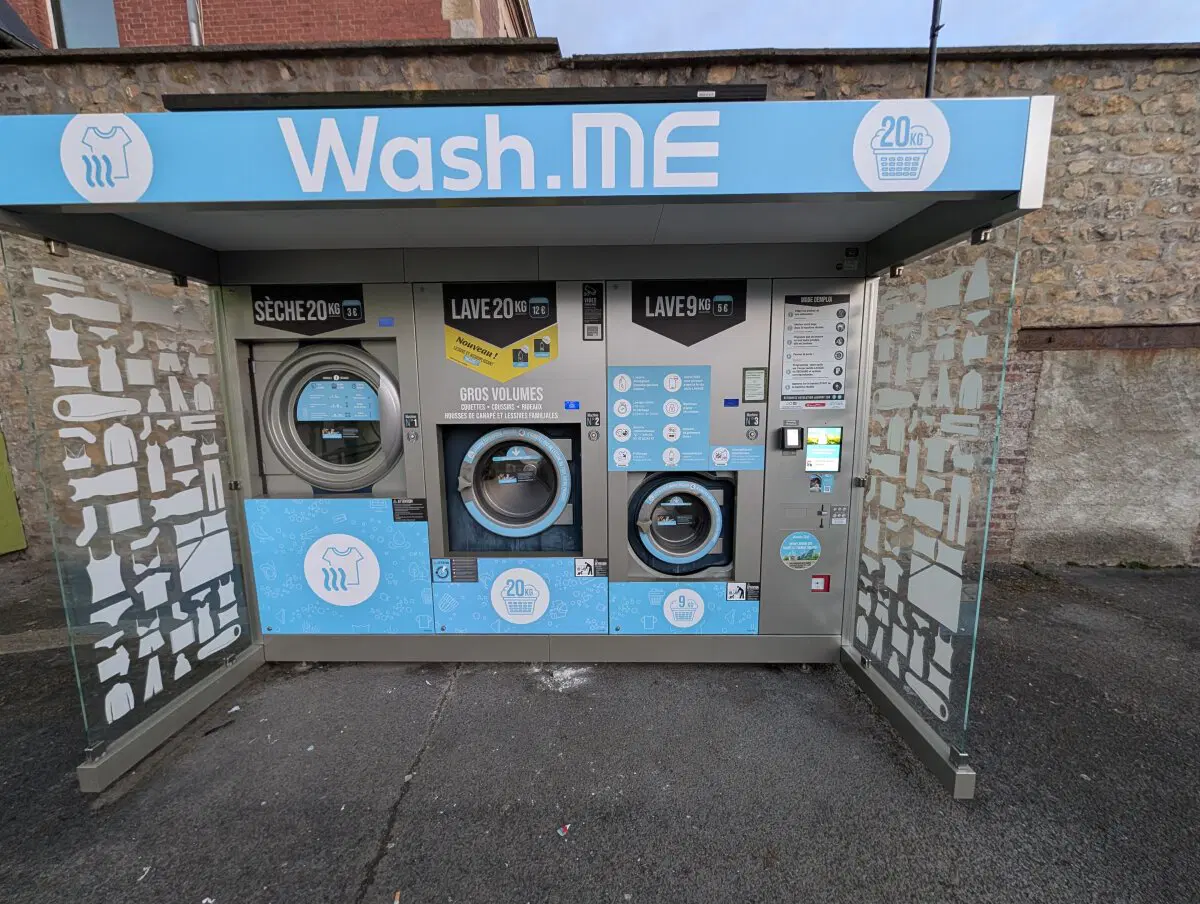 В деревне есть прачечная. 