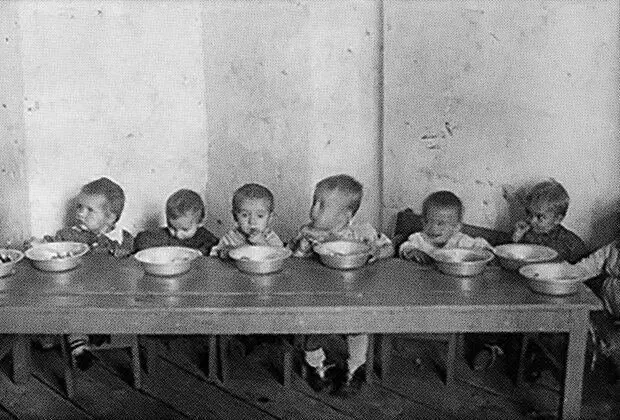 Приём пищи в Ягринском исправитeльно-трудовом лагере для детей врагов народа. СССР. 1930-е. Фото из фондов ГосАрхива РФ.
