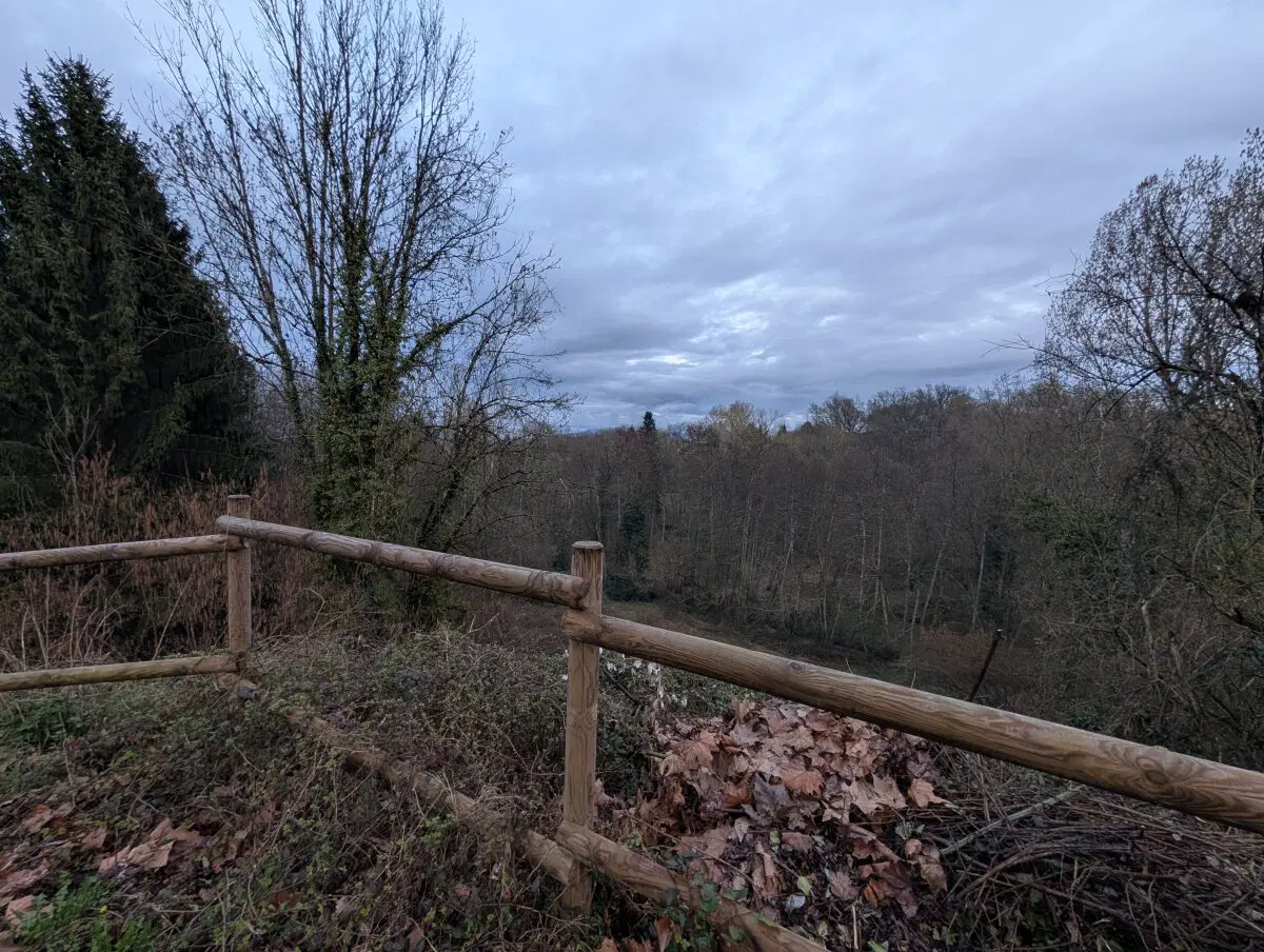 Город заканчивается оврагом. 