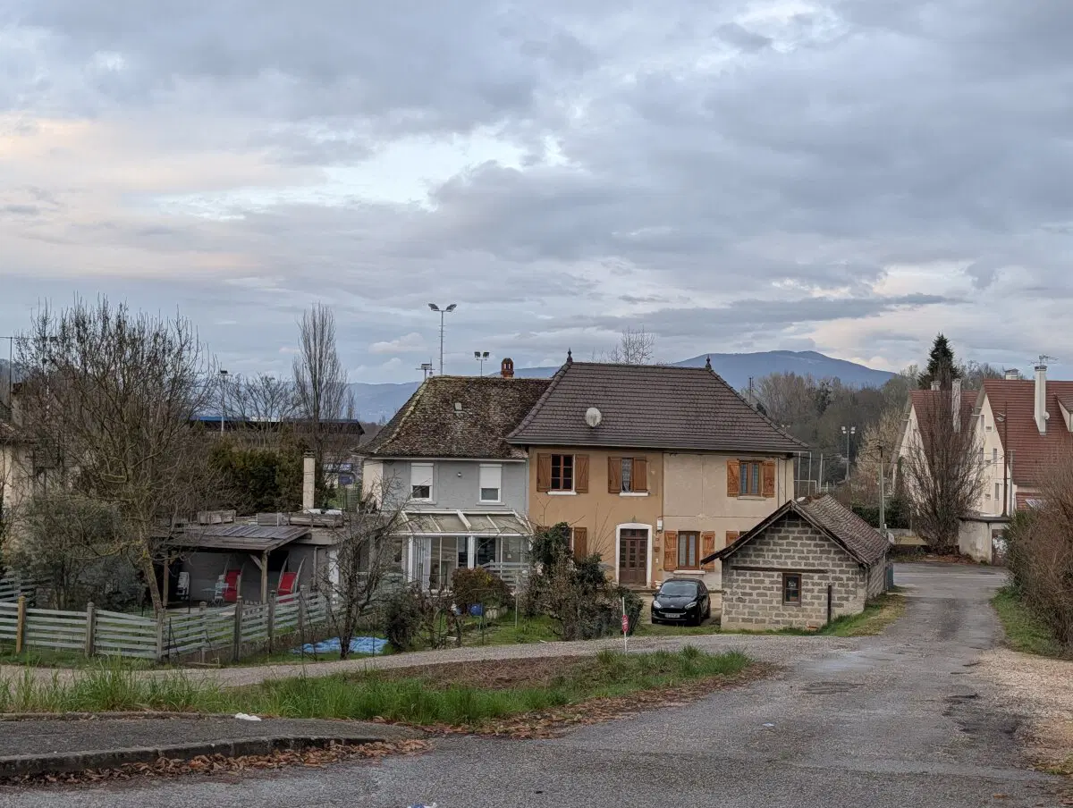 Вдали Альпы и Швейцария 