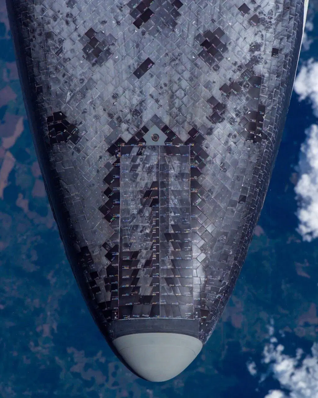 Фотография теплового экрана шатлла "Дискавери", орбита Земли, июль 2005 года.