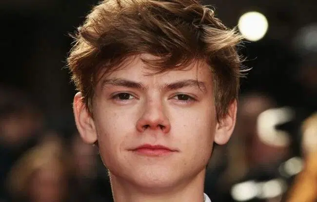 Предположительно, даже во взрослом возрасте Джон Пегготти был похож на десятилетнего мальчика. Подобной внешностью обладает голливудский актер Томас Сангстер.