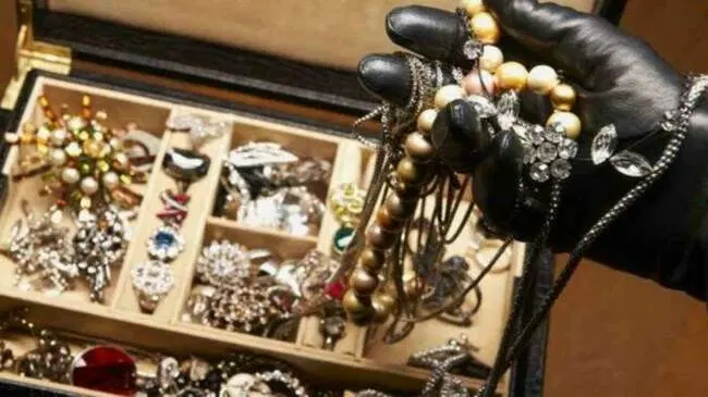 Пегготти, как сорока, не мог устоять перед блеском драгоценностей.