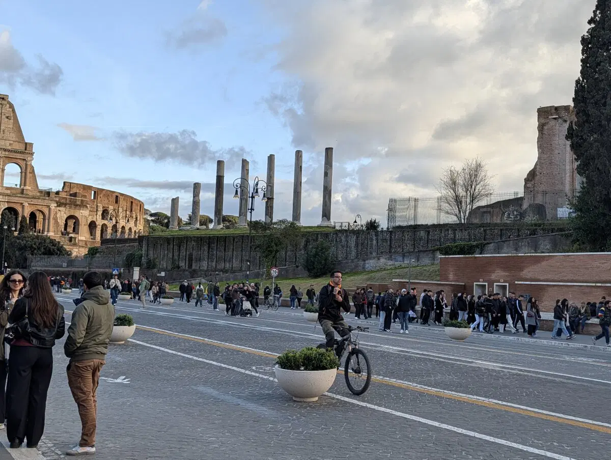 Кругом руины