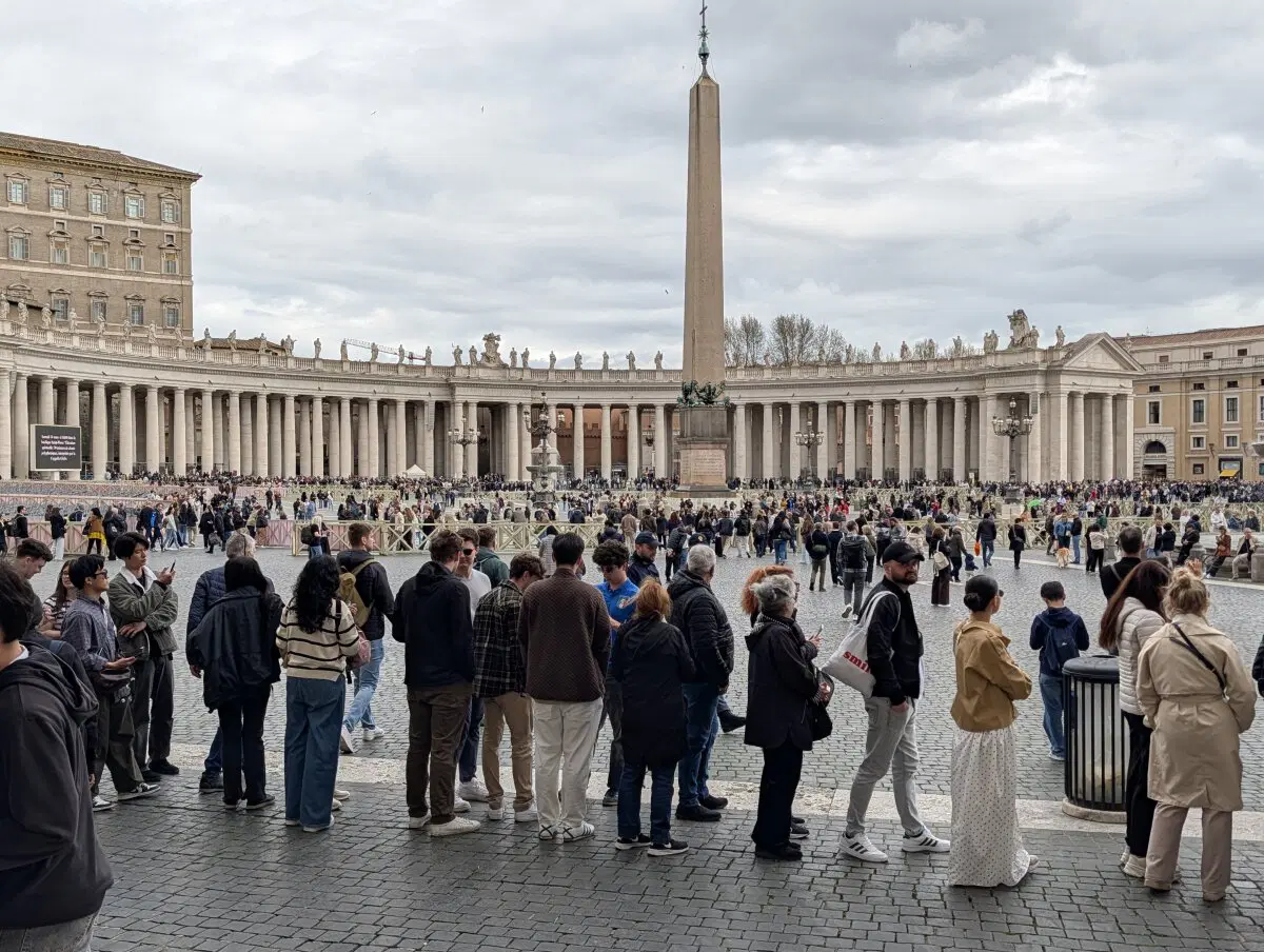 Километровая очередь в собор в Ватикане. И я там стоял. 
