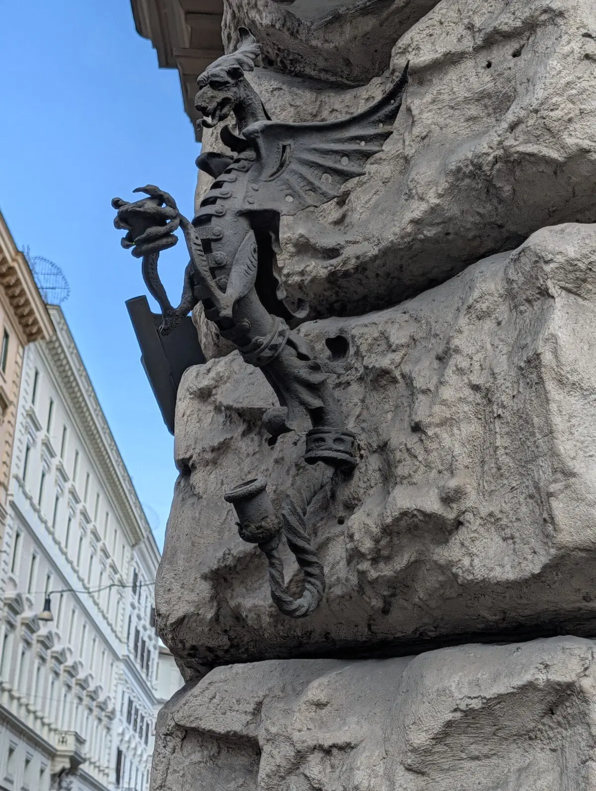 Когда то сюда вставляли факелы. 