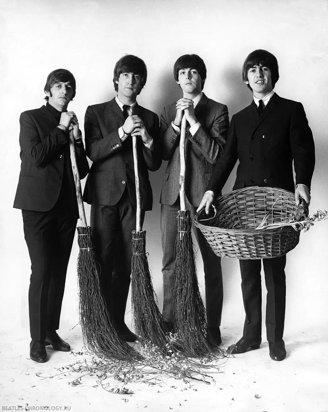 Осень. Под ногами опавшие листья.