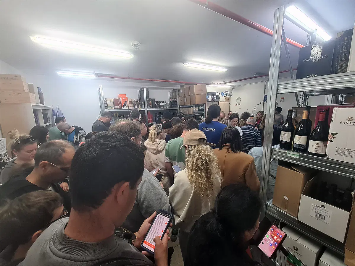 Так - в магазине. Самое удачное убежище.