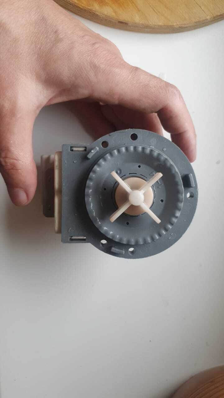 со стороны крыльчатки