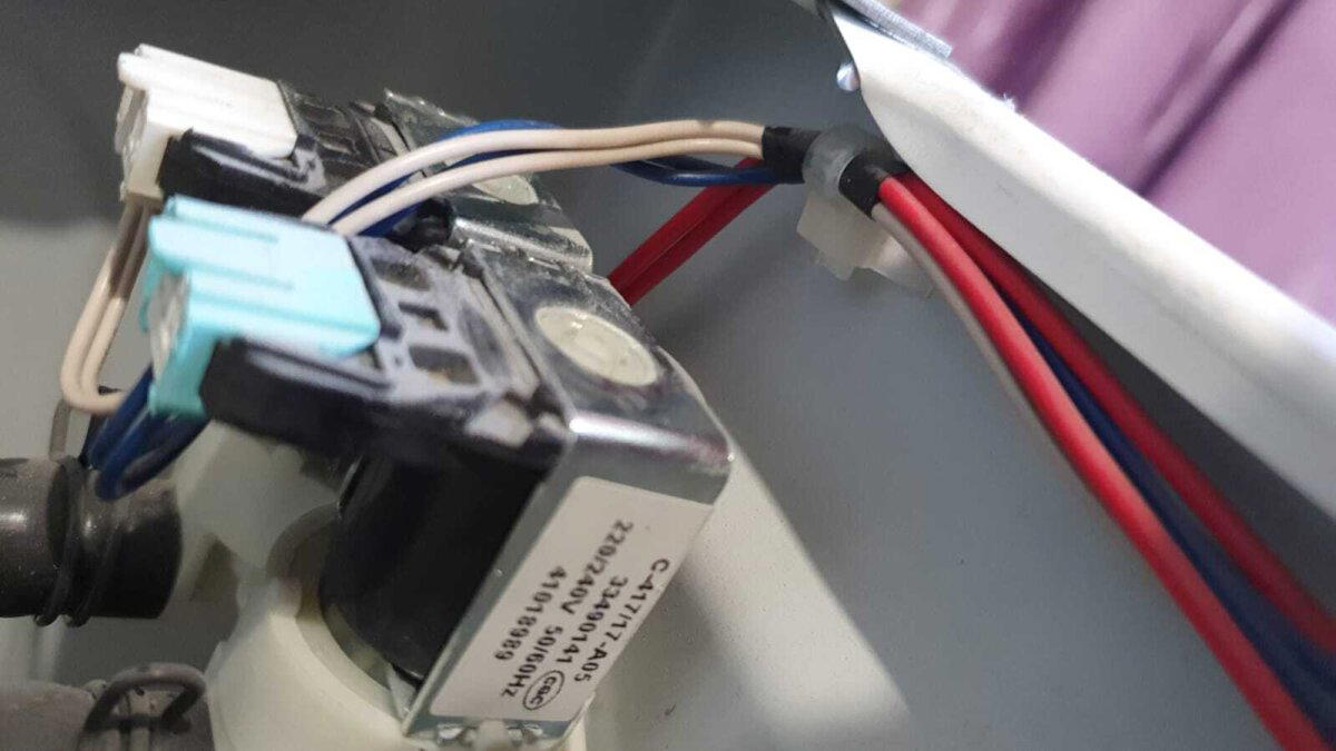 уж извините но как смог сфотографировал клапан подачи воды