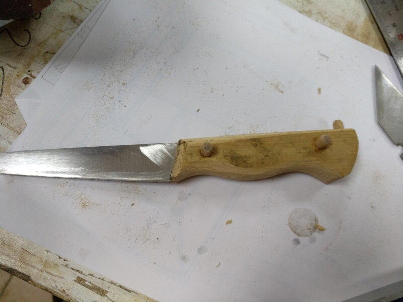 Рукоять ножа из бука, в перерывах между работой