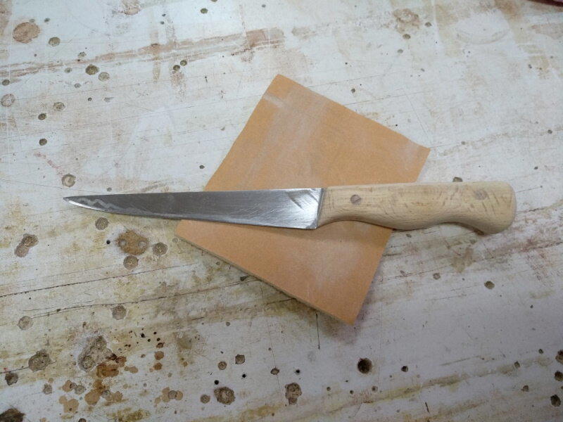 Рукоять ножа из бука, в перерывах между работой