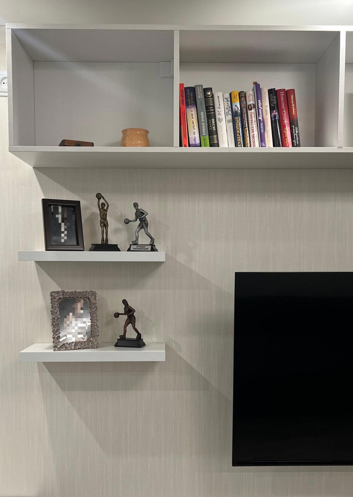 Открытые полочки без видимых креплений