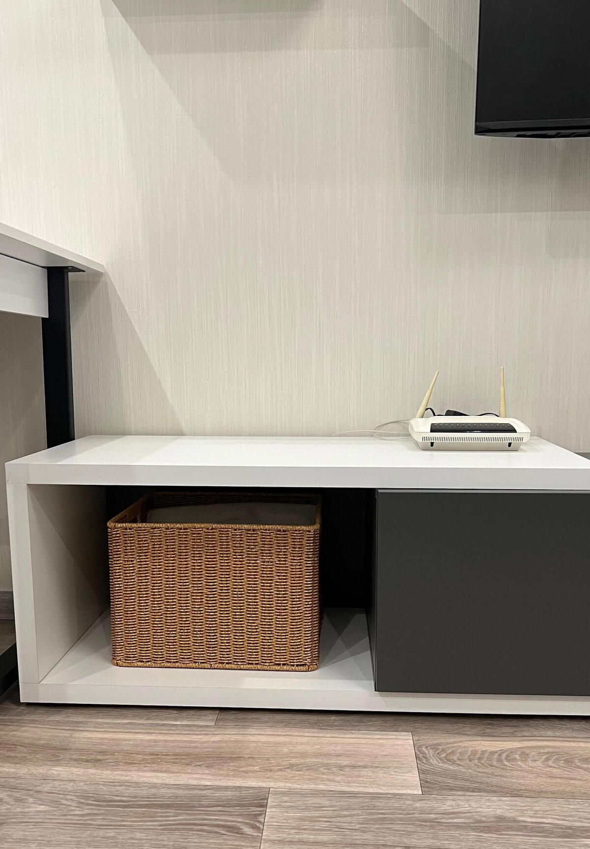 Ниша для хранения, корзина вписалась гармонично.