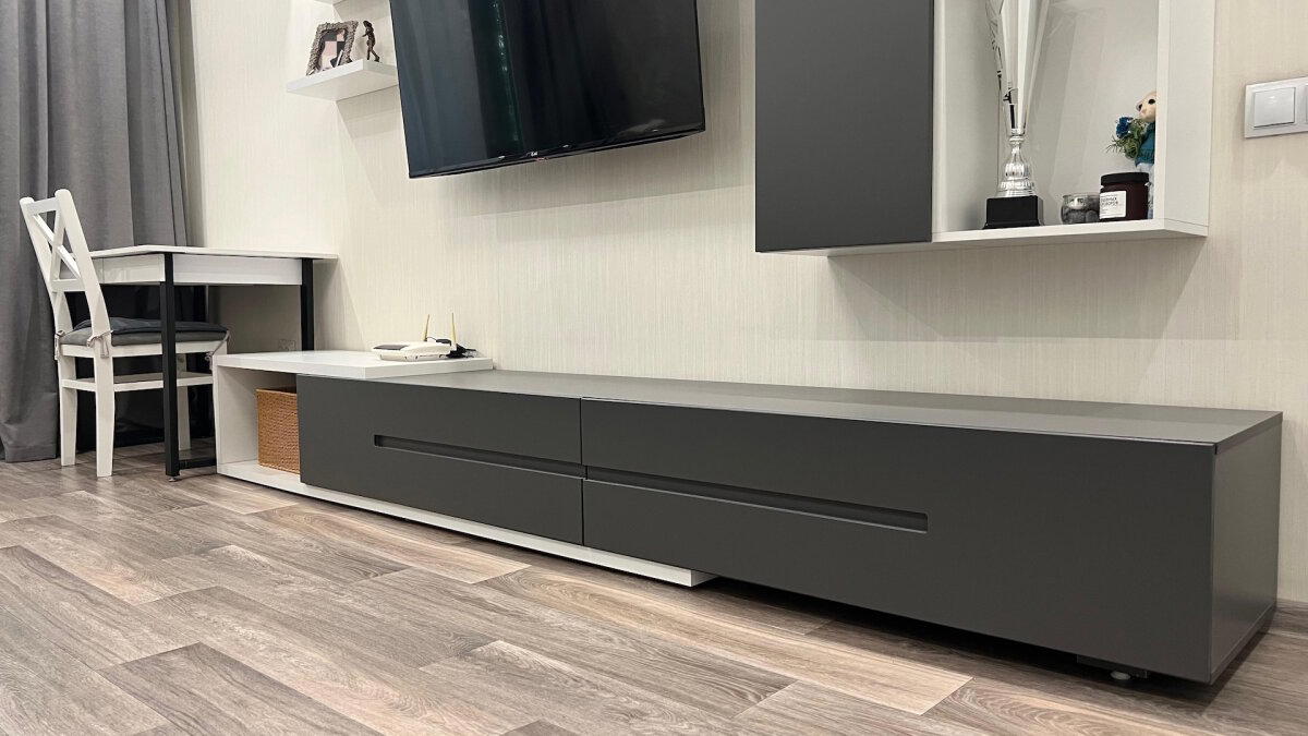 Нижний модуль без ручек, фрезеровка в фасаде одновременно просто и добавляет стильность.