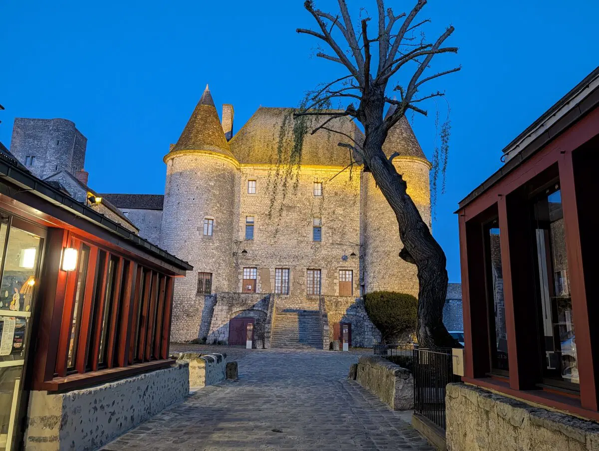 Там внутри музей, но вечером закрыто