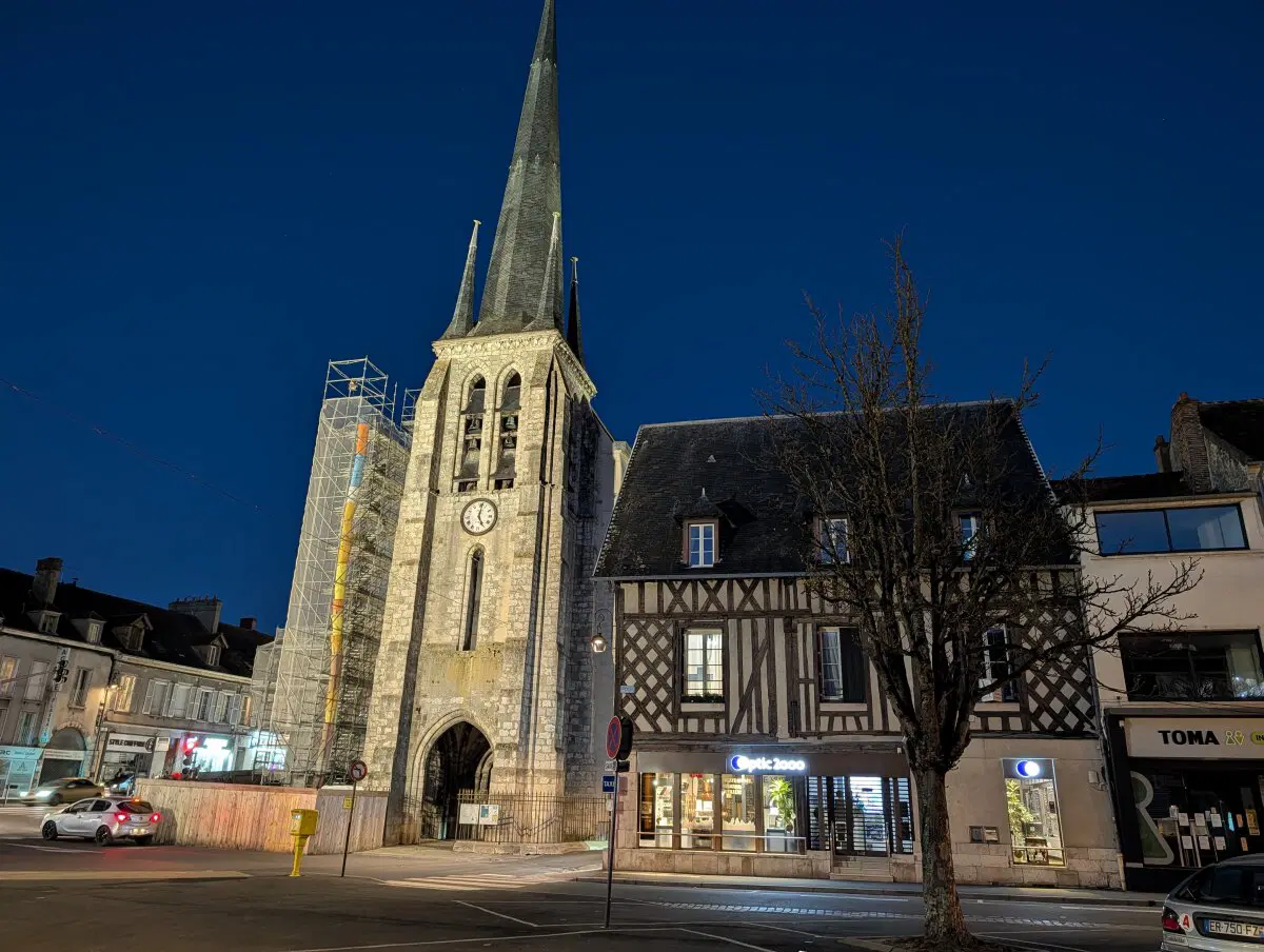 А это церковь ее реставрируют уже лет 5