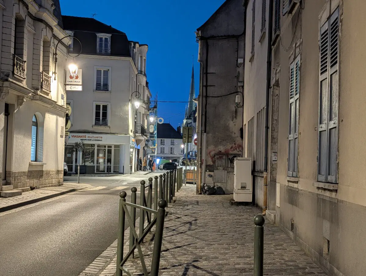 Только людей мало