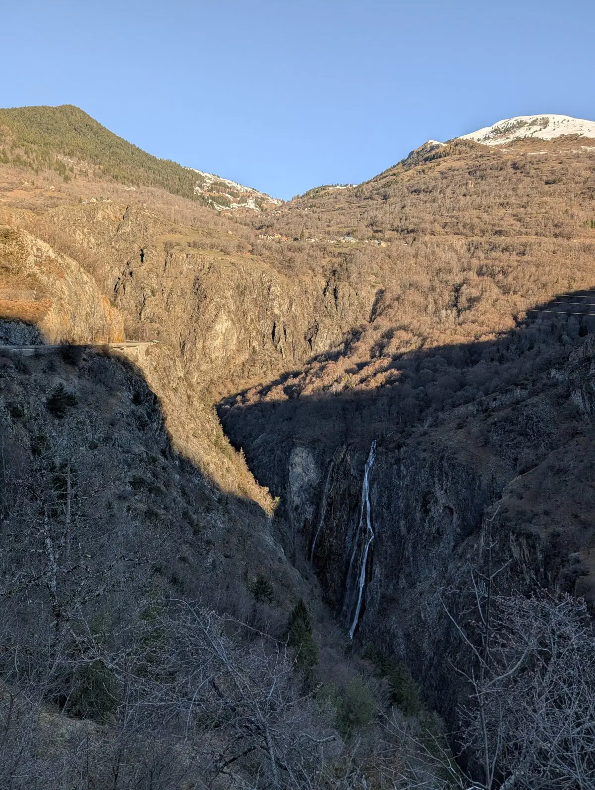 На фото ничего такого, но это огромный каньон 