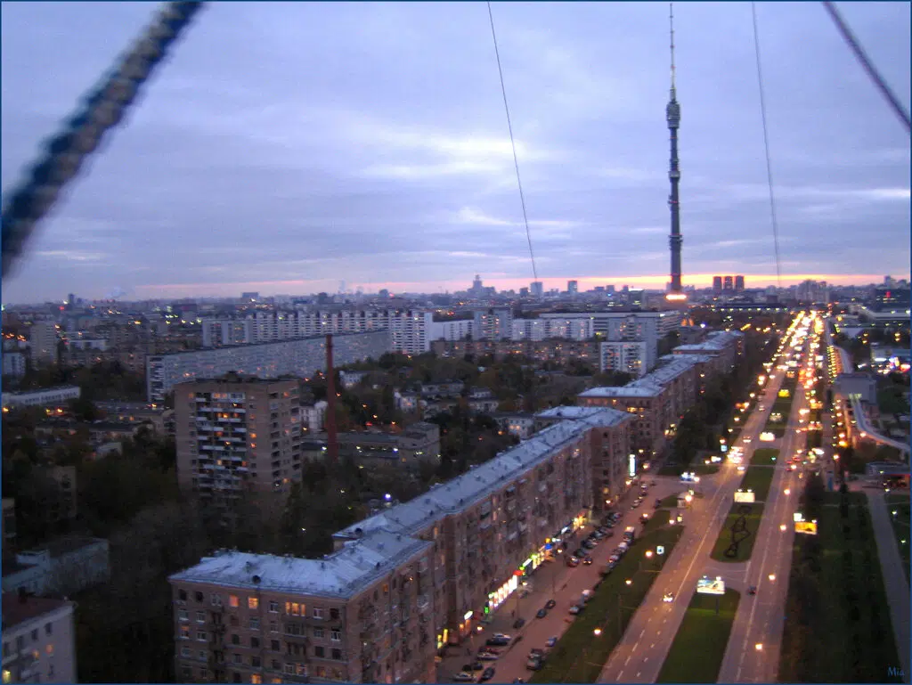 Тоже фото 2006 года, вид с шара на улицу Академика Королева