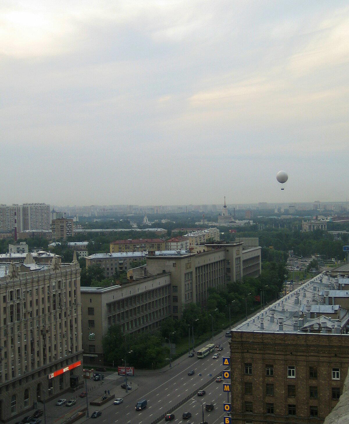 Тут на торце здания даже еще сохранилась вывеска "Дом обуви". Но скоро ее демонтируют, так как торговые площади перейдут под разное.