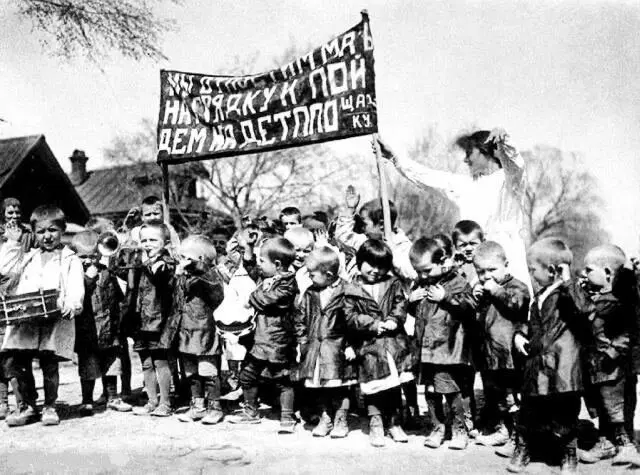 «Мы отпустим мать на грядку и пойдем на детплощадку» — первые деревенские ясли. СССР, 1928 год