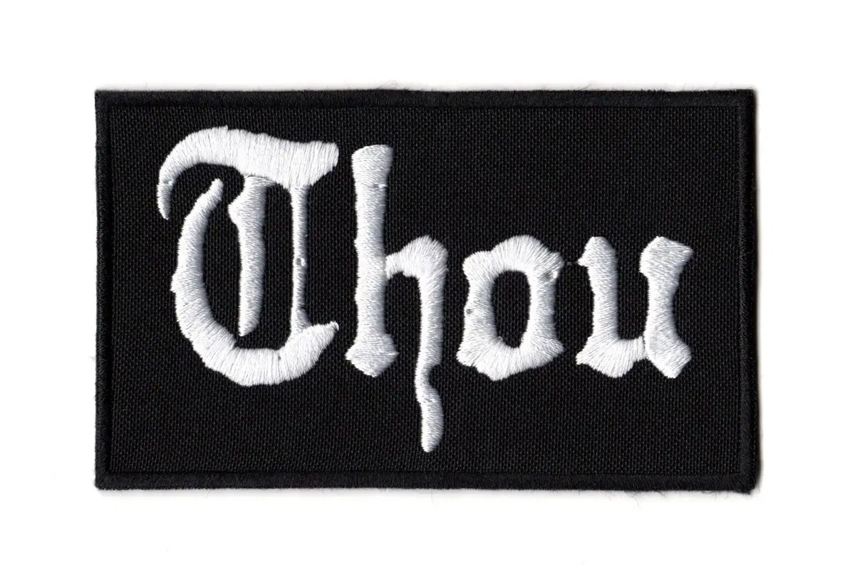 Вышитый на нашивке логотип.