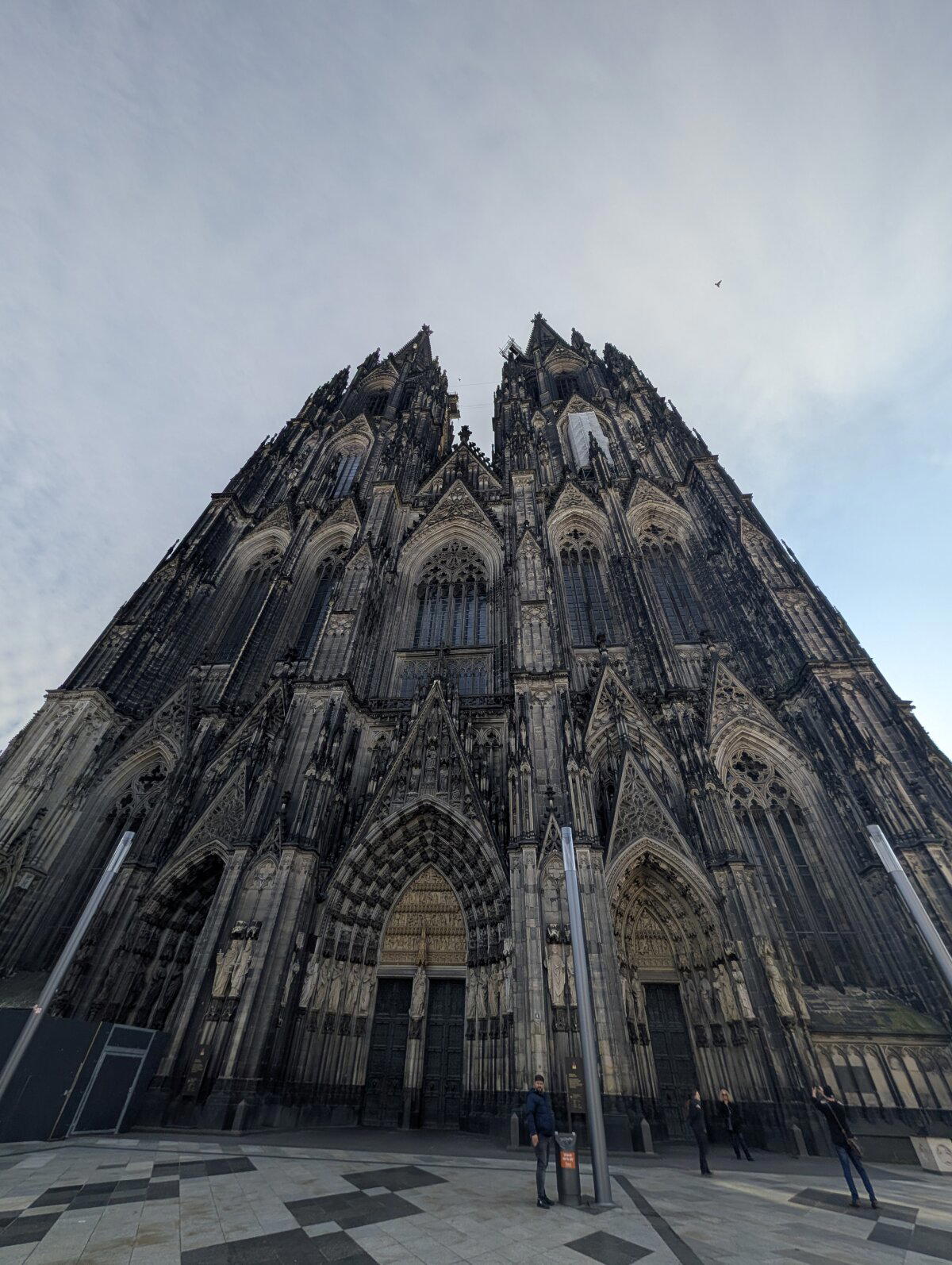 Он давит на зрителя