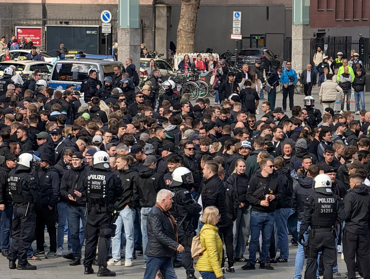 Возле вокзала полиция винтит протестующих. Щ