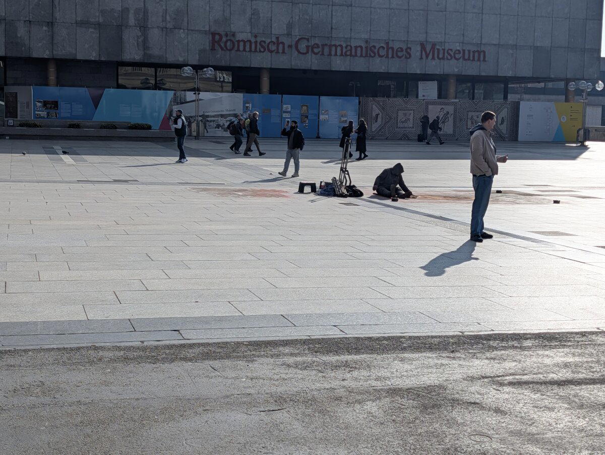 Возле церкви сидит художник