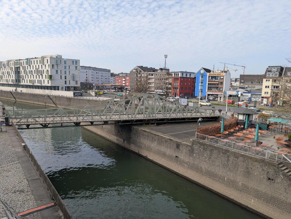 Поворотный мост ведёт в музей шоколада.