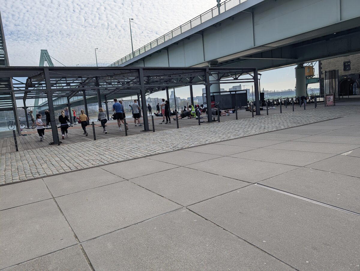 С утра люди делают зарядку