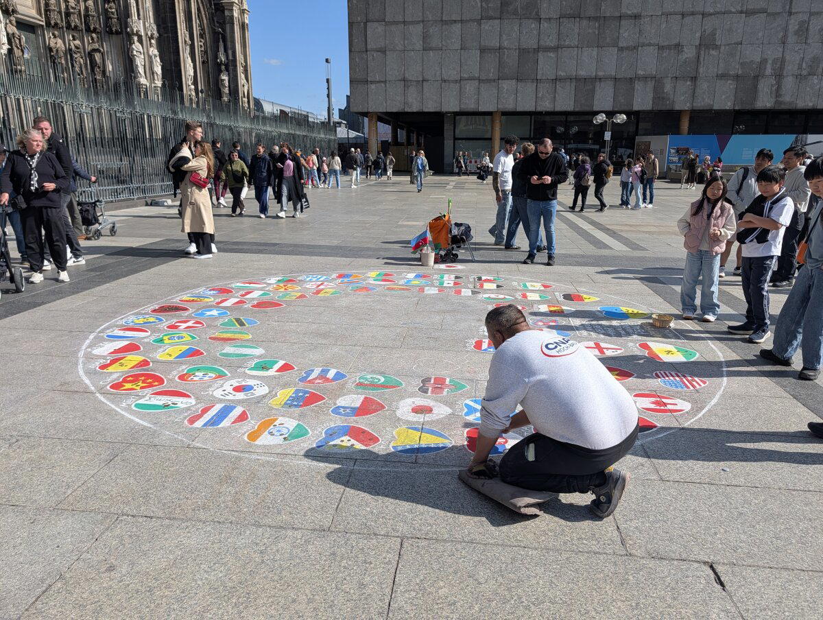 Другой рисует флаги стран