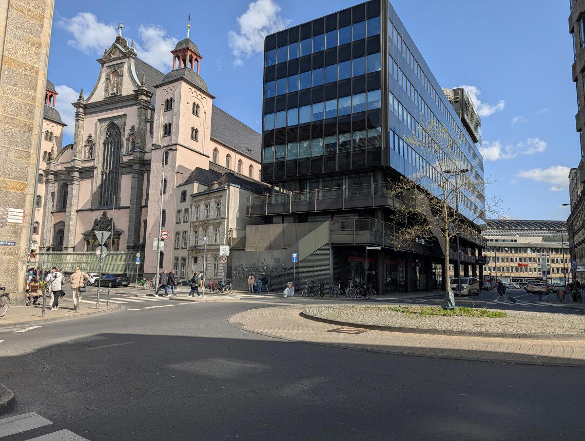 Город сильно пострадал в войне и старая архитектура смешана с современной.