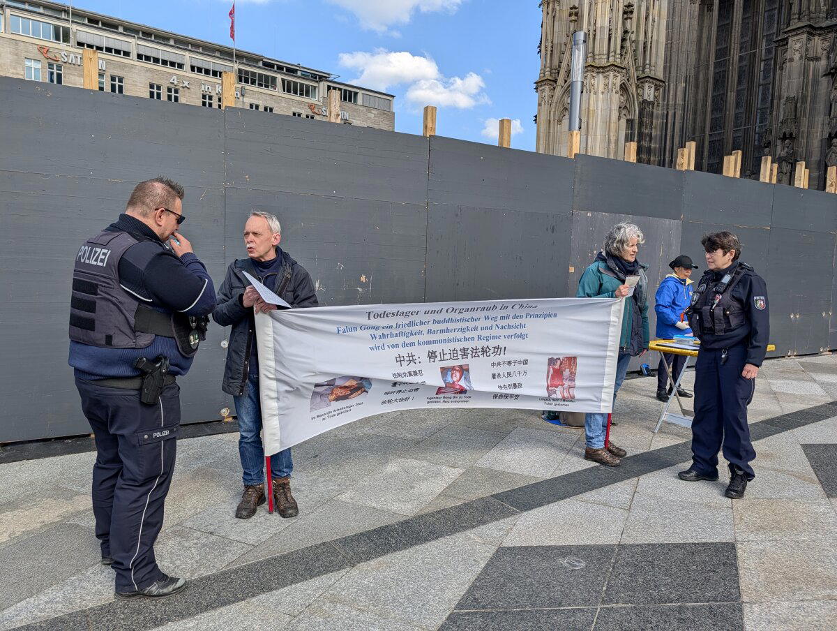 Возле церкви тоже протестуют