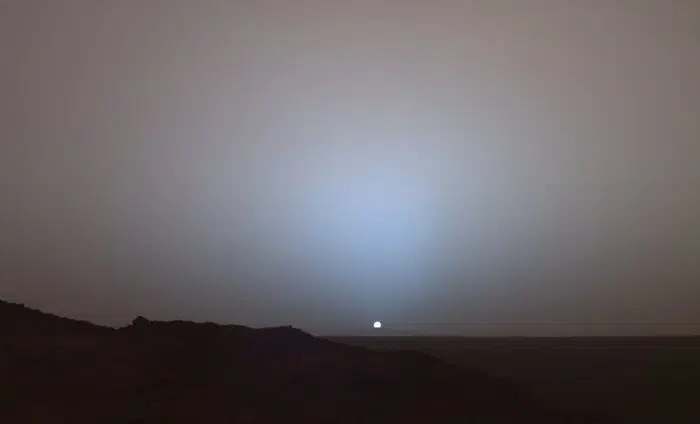 Марсианский закат, запечатленный ровером NASA "Спирит" в кратере Гусева 19 мая 2005 года / © NASA/JPL-Caltech