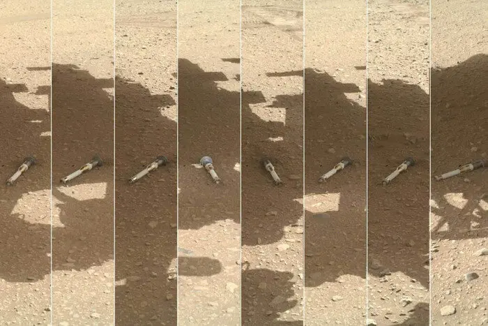Образцы марсианского грунта, собранные ровером NASA Perseverance, герметично запечатаны в специальные капсулы и оставлены на поверхности / © NASA/JPL-Caltech