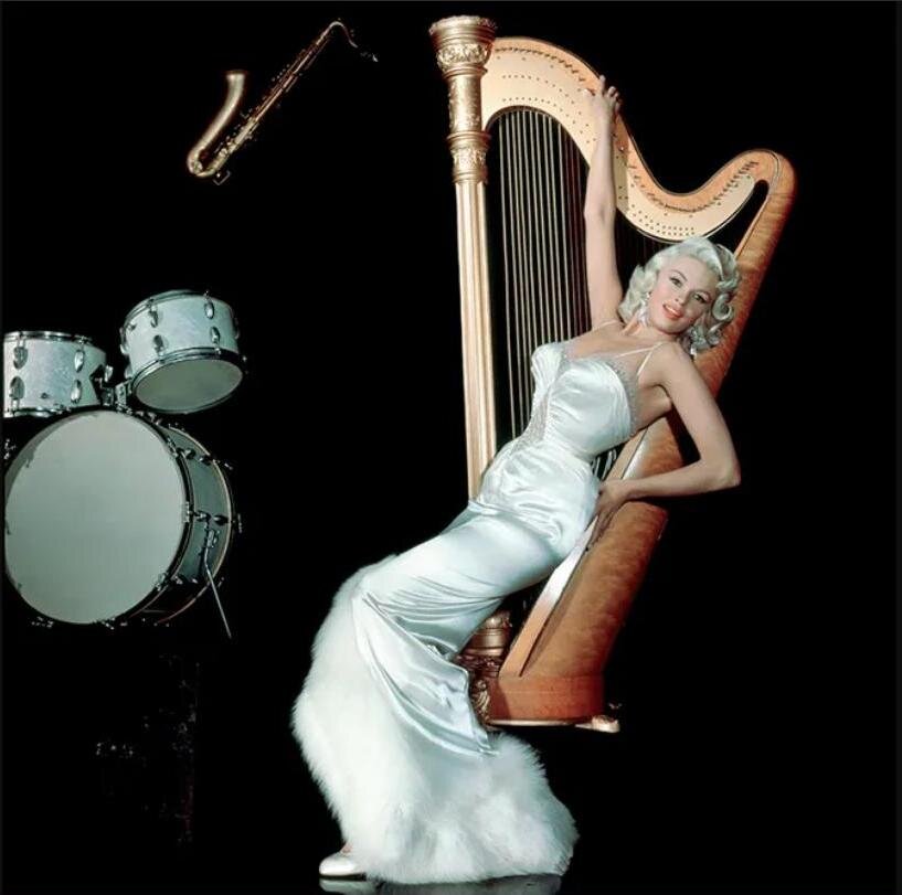 Понедельничье. Красивых женщин в ленту!