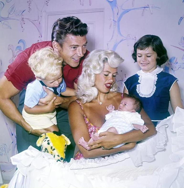 Понедельничье. Красивых женщин в ленту!