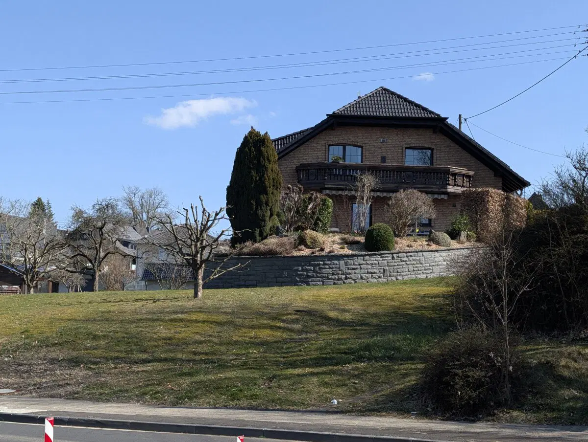 Немцы стараются украсить пространство перед домом.