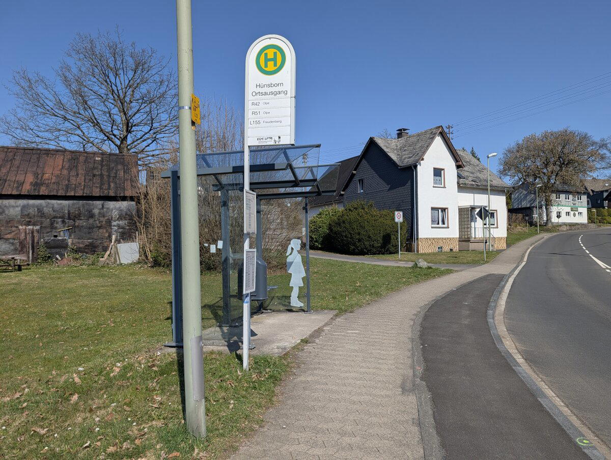 Зачем-то фигурка девочки на остановке