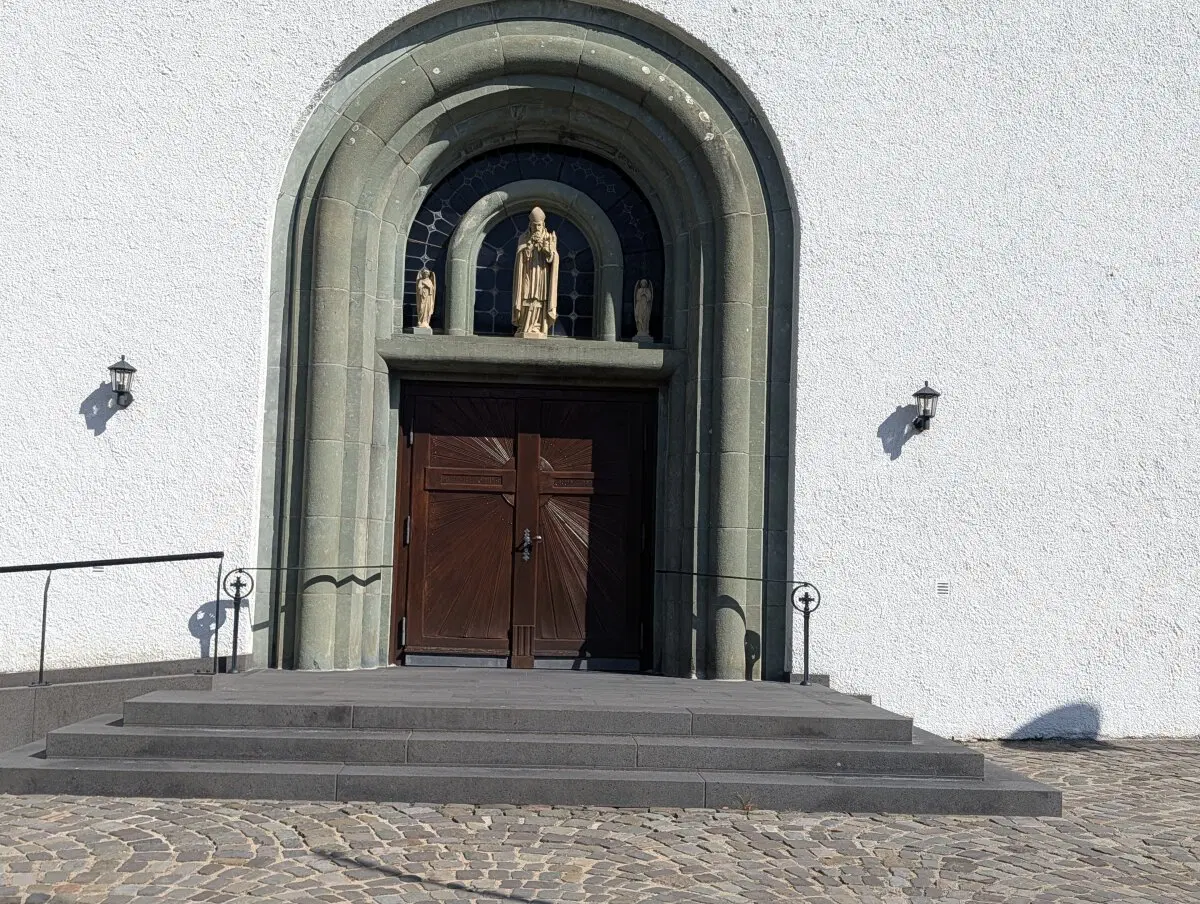 Вход в церковь.